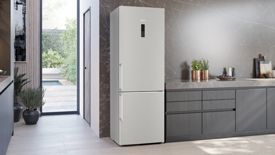 iQ500 Freistehende Kühl-Gefrier-Kombination mit Gefrierbereich unten 203 x 70 cm Gebürsteter Stahl AntiFingerprint, Total noFrost KG49NAICT