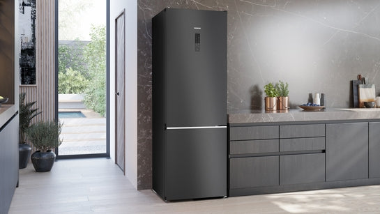 iQ500 Freistehende Kühl-Gefrier-Kombination mit Gefrierbereich unten 203 x 70 cm Gebürsteter schwarzer Stahl AntiFingerprint KG49NAXCG
